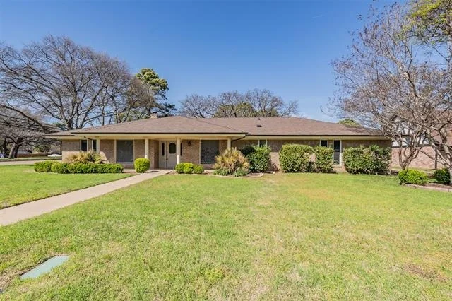 Photo of 2415 Lakeview Circle