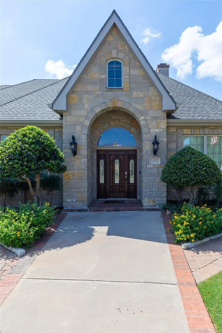 Photo of 2301 Lynbrook Drive