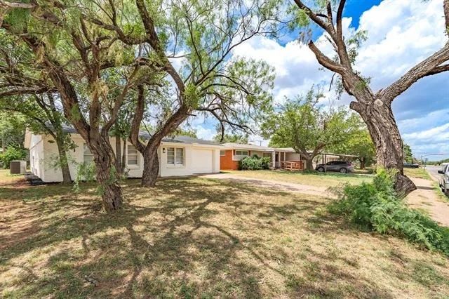 Photo of 2118 N Mockingbird Lane