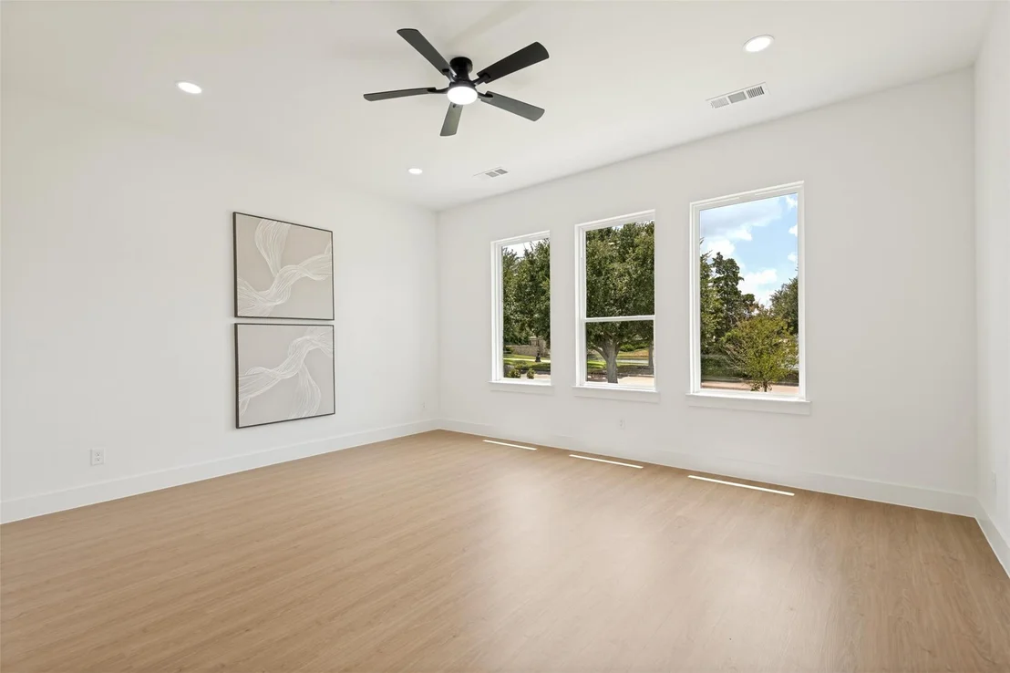 Photo of 1104 Devonshire Drive N
