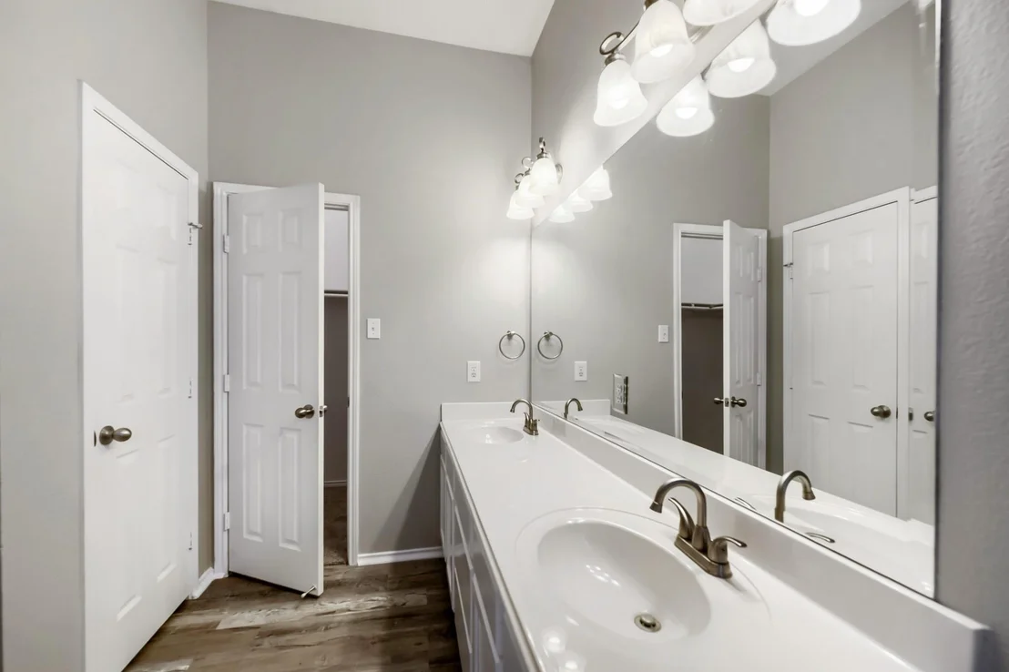 Photo of 915 Hidden Oaks Drive