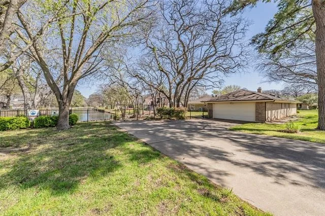 Photo of 2415 Lakeview Circle