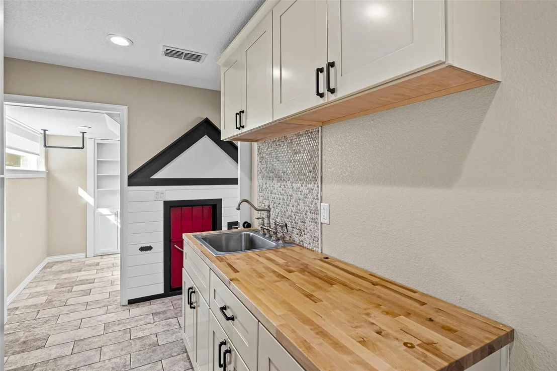 Photo of 2325 River Road