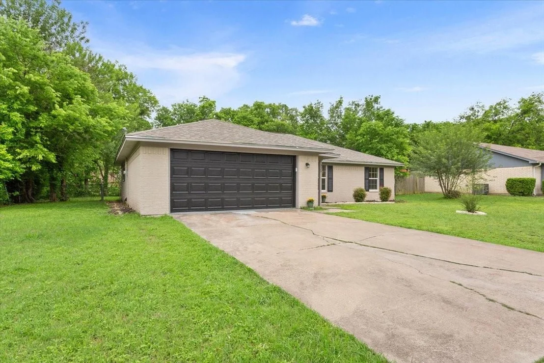 Photo of 329 Applewood Lane
