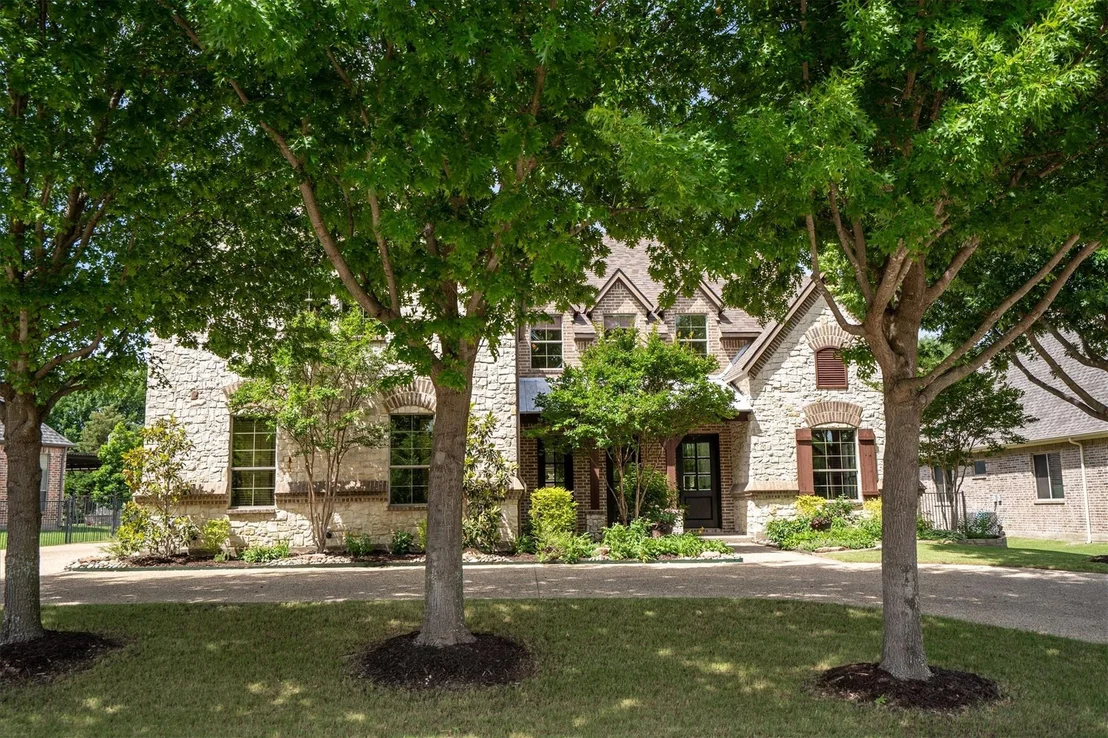 Photo of 3225 Clubview Drive