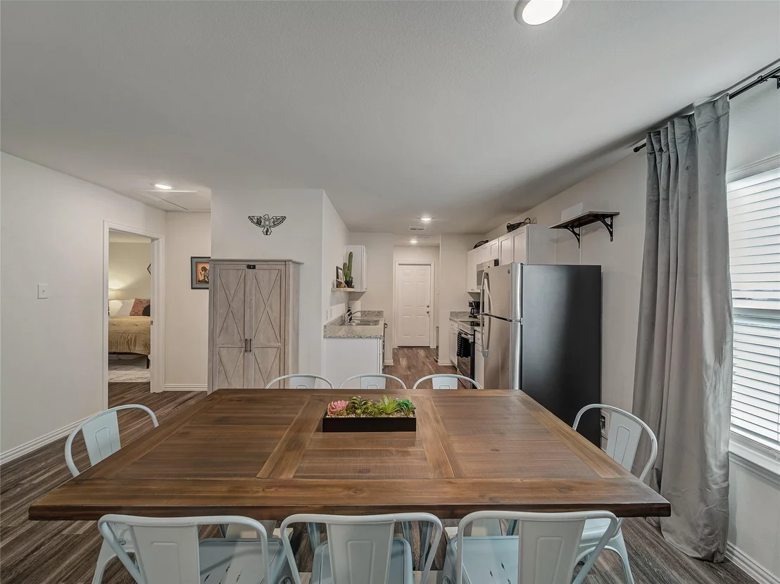 Photo of 921 W 9th Street