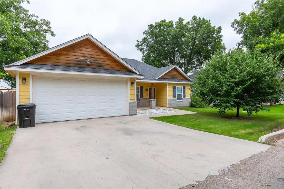 Photo of 901 Kelley Lane