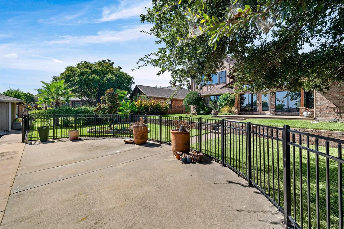 Photo of 2325 River Road
