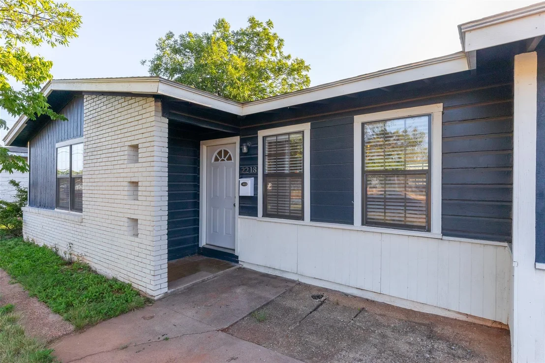 Photo of 2218 N Mockingbird