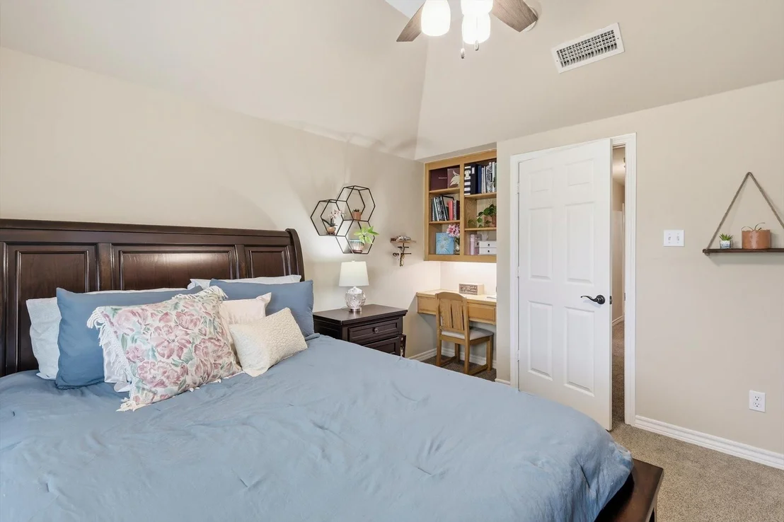 Photo of 312 Lakeside Oaks Circle