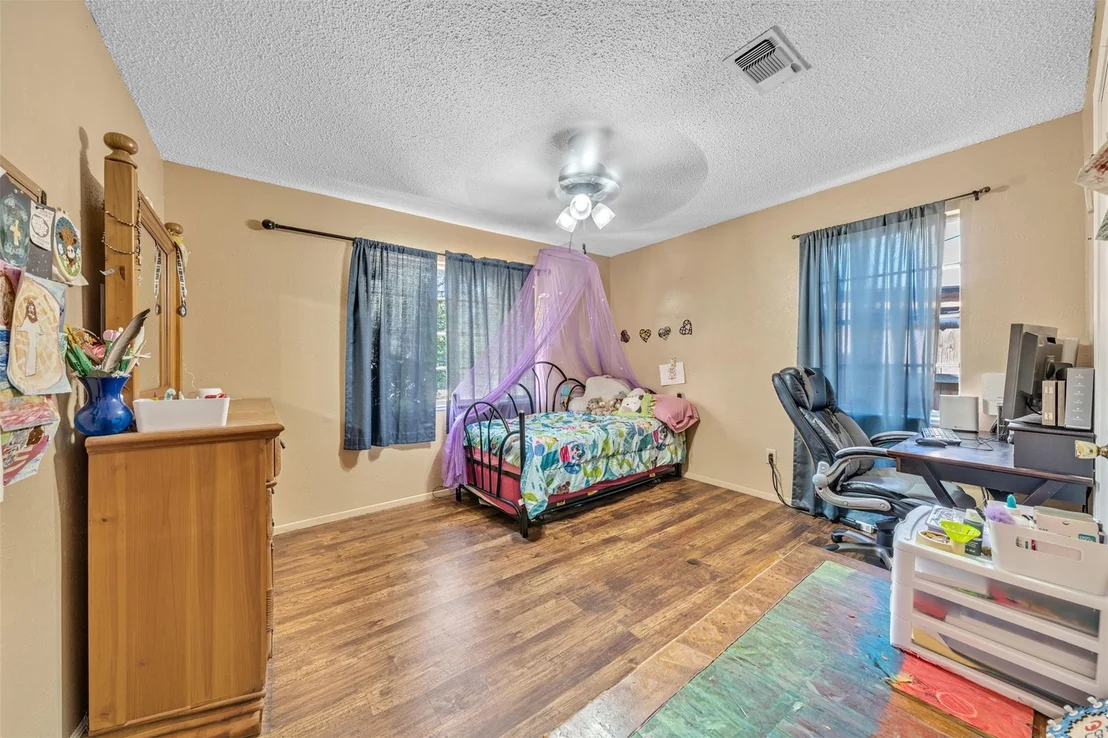 Photo of 190 Crowfoot Lane