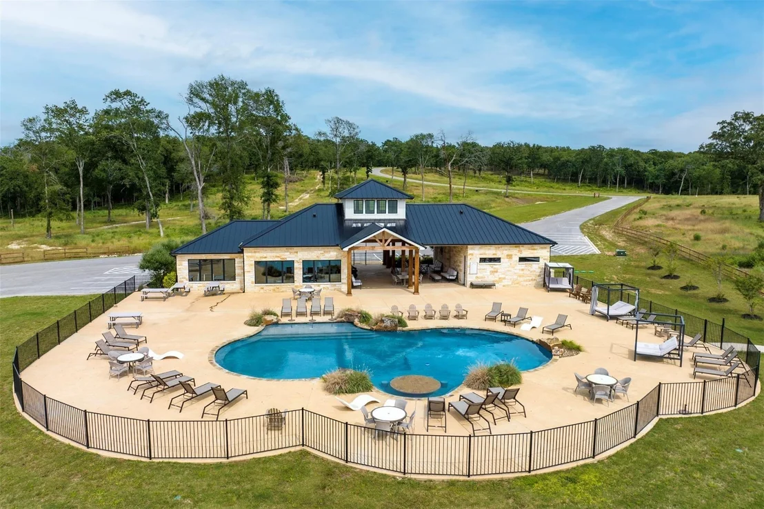 Photo of 6923 Lakeshore Way