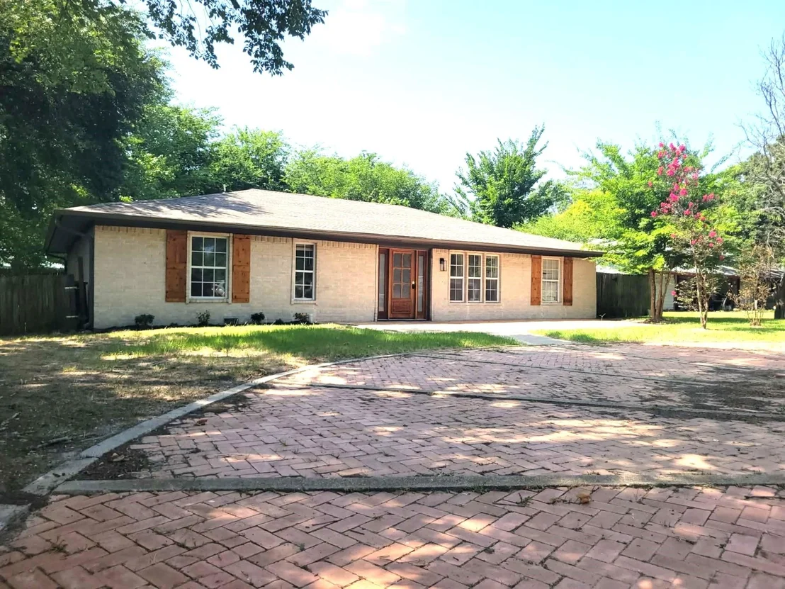 Photo of 103 W Cayuga Drive
