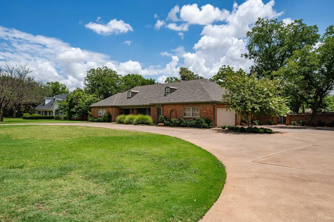 Photo of 1825 Elmwood Drive