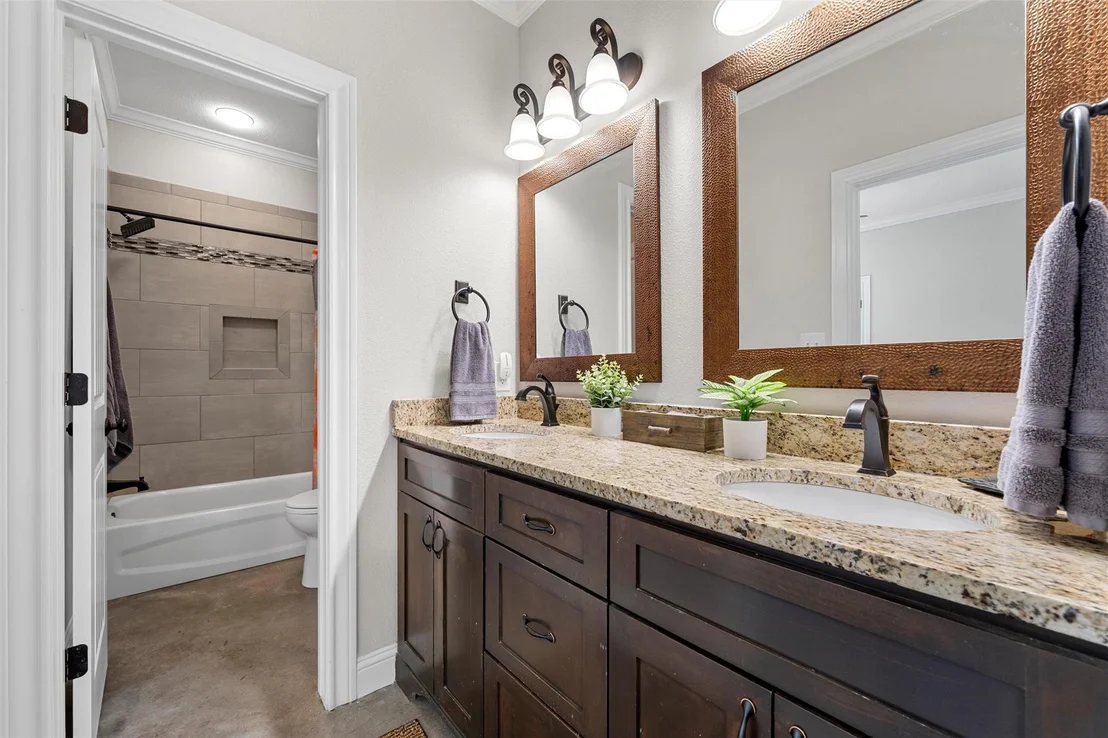 Photo of 580 Whispering Oaks