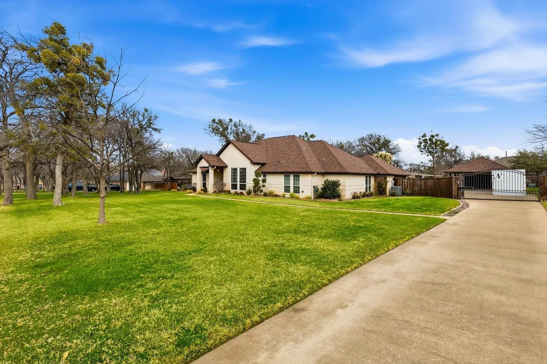 Photo of 312 Lakeside Oaks Circle