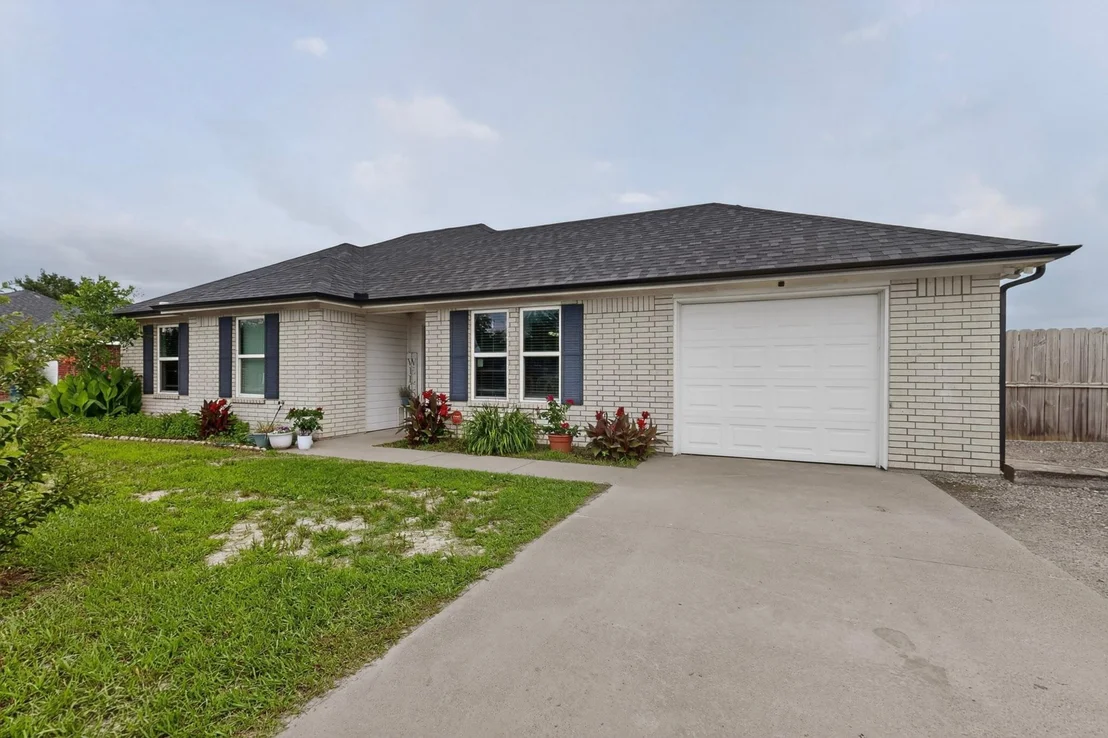Photo of 423 Caloway Drive