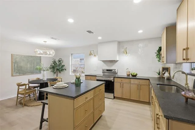 Photo of 2112 Stonegate Drive N