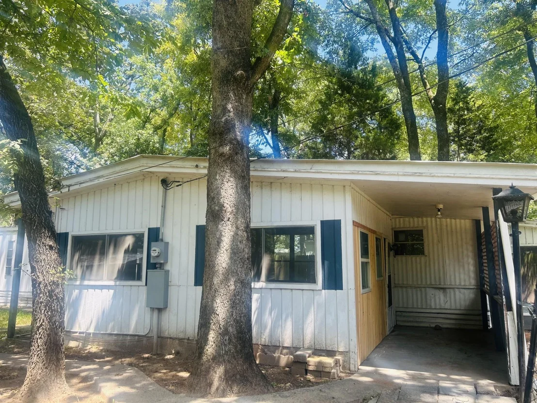 Photo of 305 Live Oak Lane