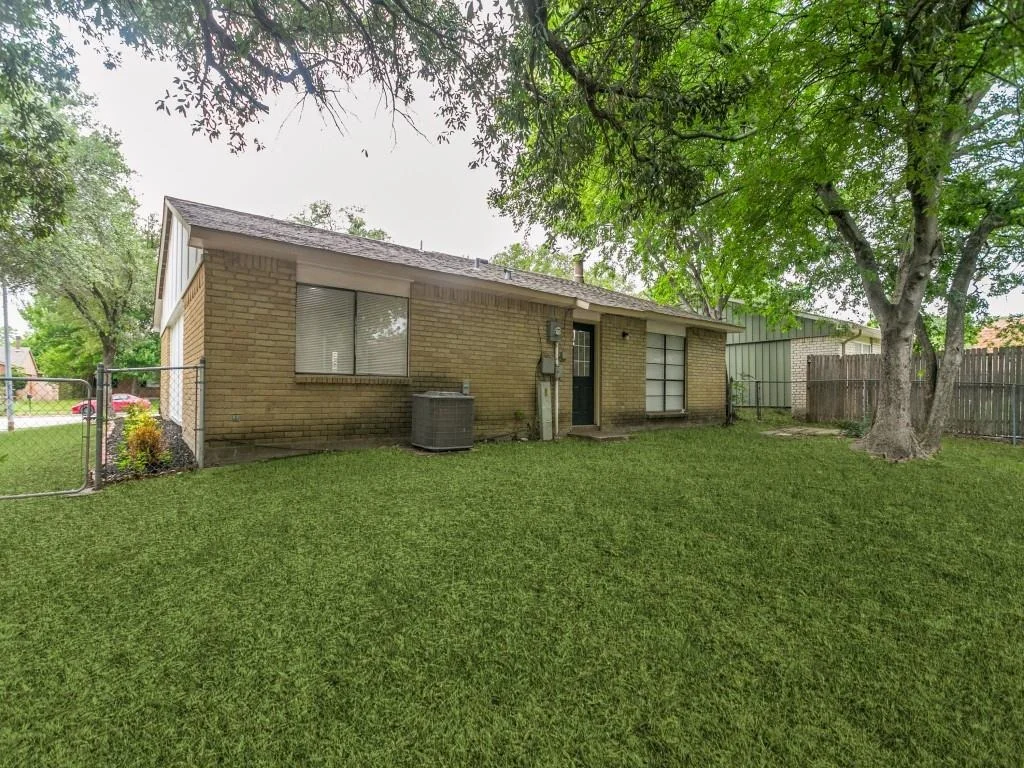 Photo of 905 Hawthorne Drive