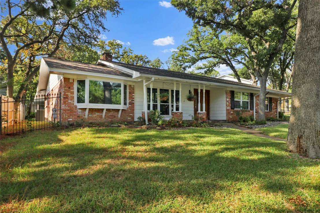 Photo of 2706 Oak Cliff Lane