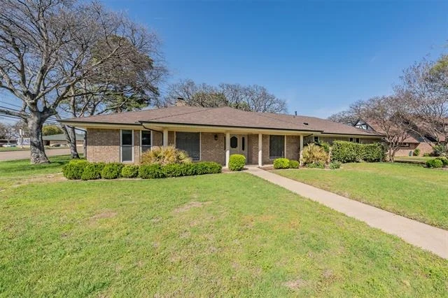 Photo of 2415 Lakeview Circle