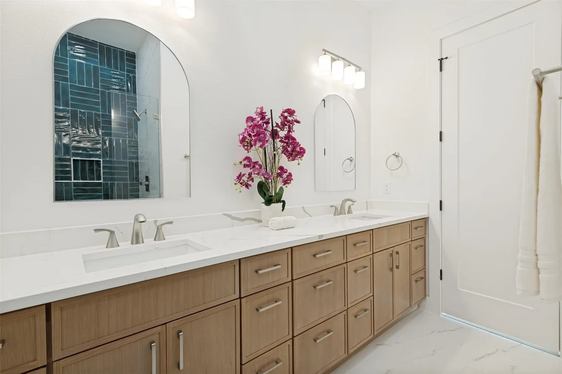 Photo of 1104 Devonshire Drive N
