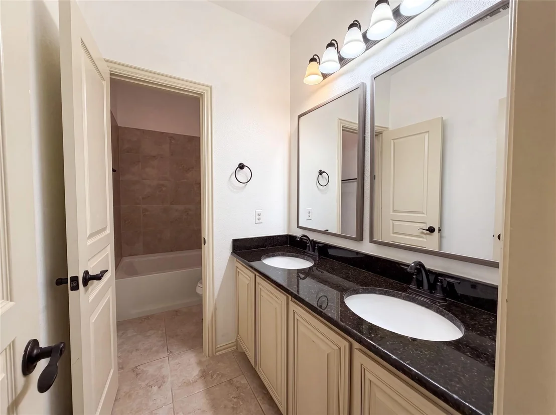 Photo of 725 Lyndhurst Drive