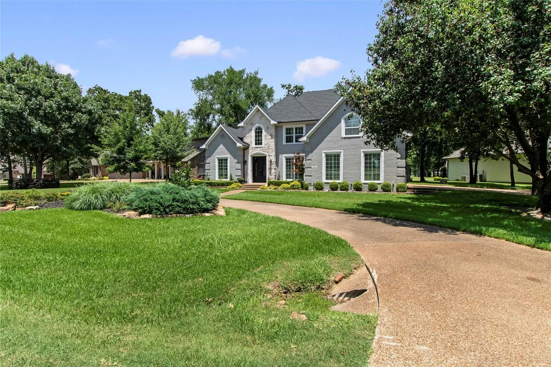 Photo of 301 Saint Andrews Drive