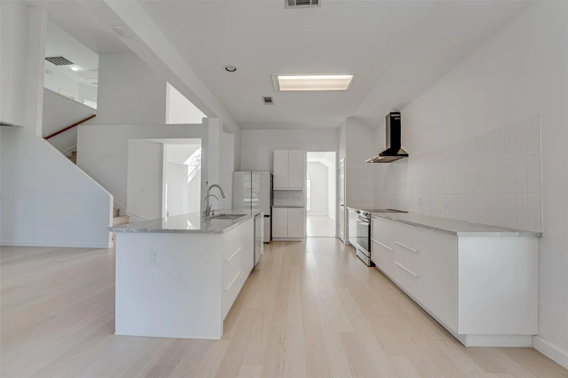 Photo of 558 Presidio Drive
