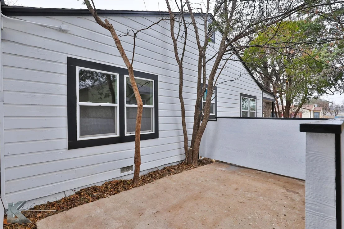 Photo of 2225 Russell Avenue
