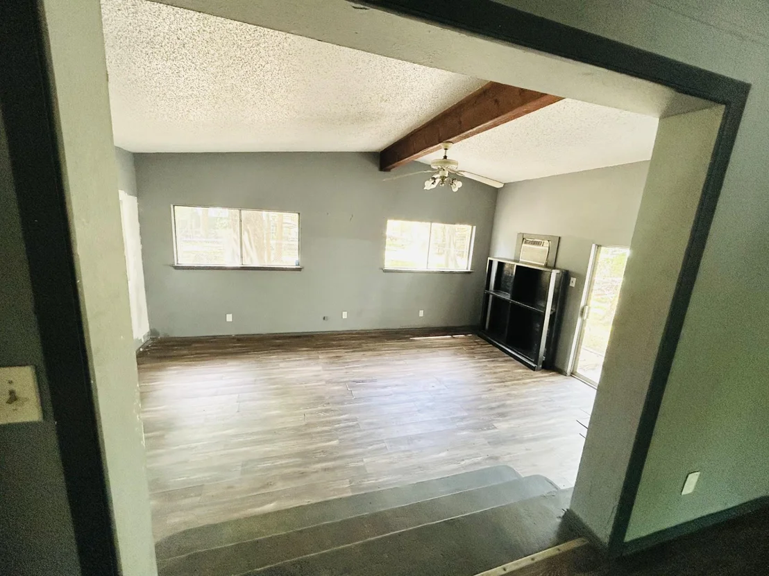 Photo of 305 Live Oak Lane