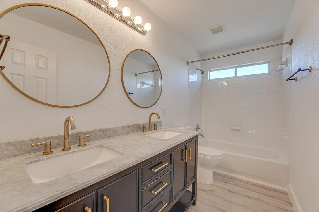 Photo of 558 Presidio Drive