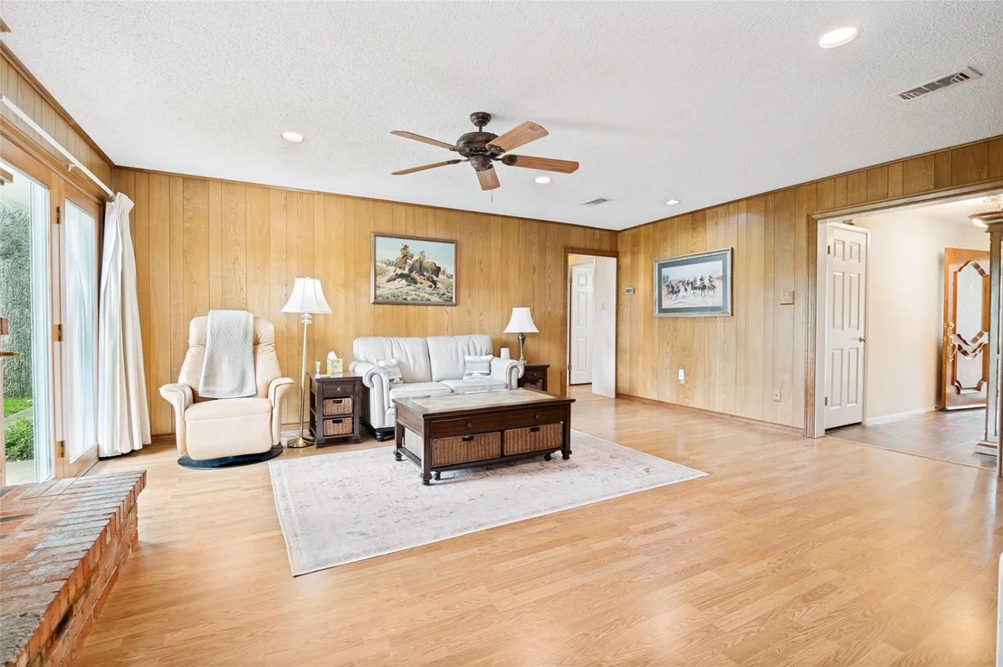 Photo of 607 N Parkridge Drive