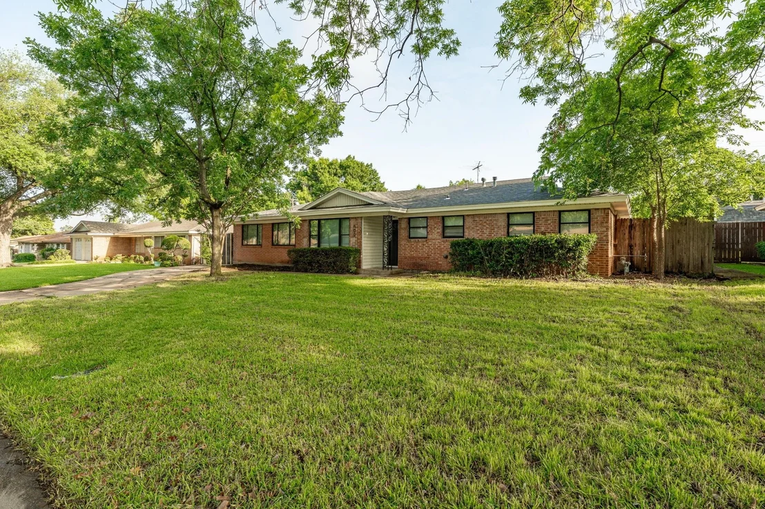 Photo of 600 Circleview Drive N