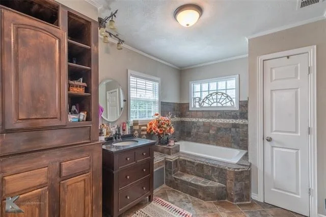 Photo of 1070 Larned Lane
