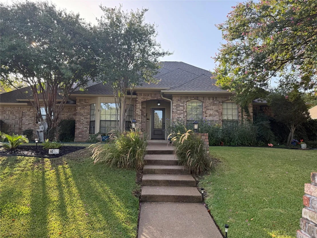 Photo of 6004 Lakehurst Drive