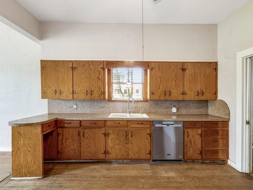 Photo of 112 W Hackberry Street