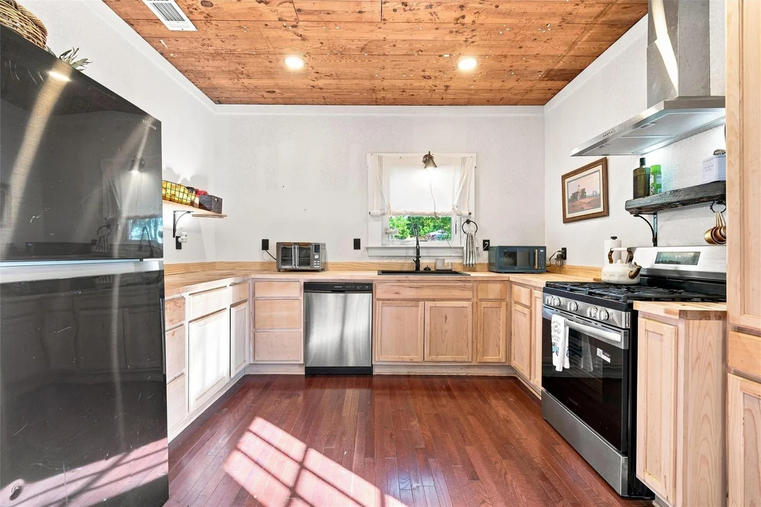 Photo of 202 E Avenue E