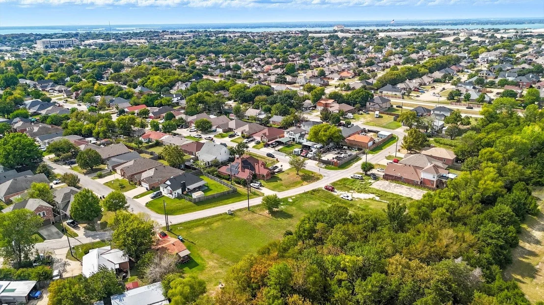 Photo of 869 Lakeside Drive