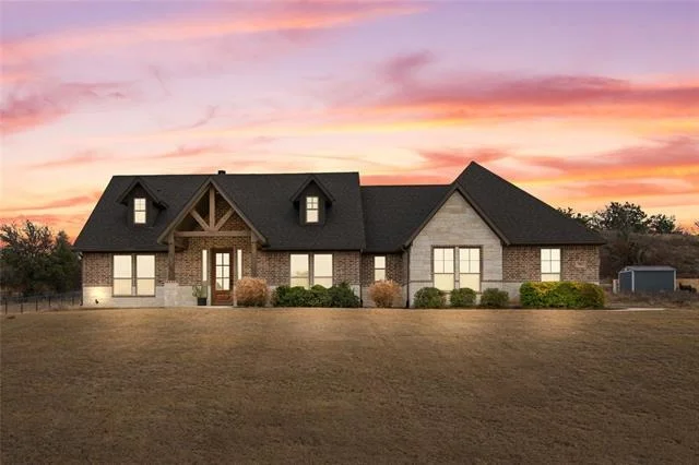 Photo of 916 Silverleaf Drive