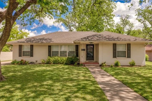 Photo of 817 Rivercrest Drive