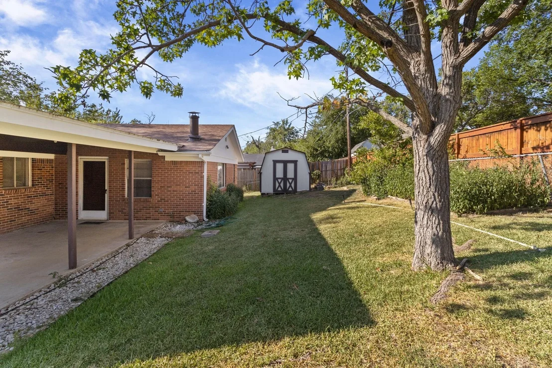 Photo of 840 Comal Avenue