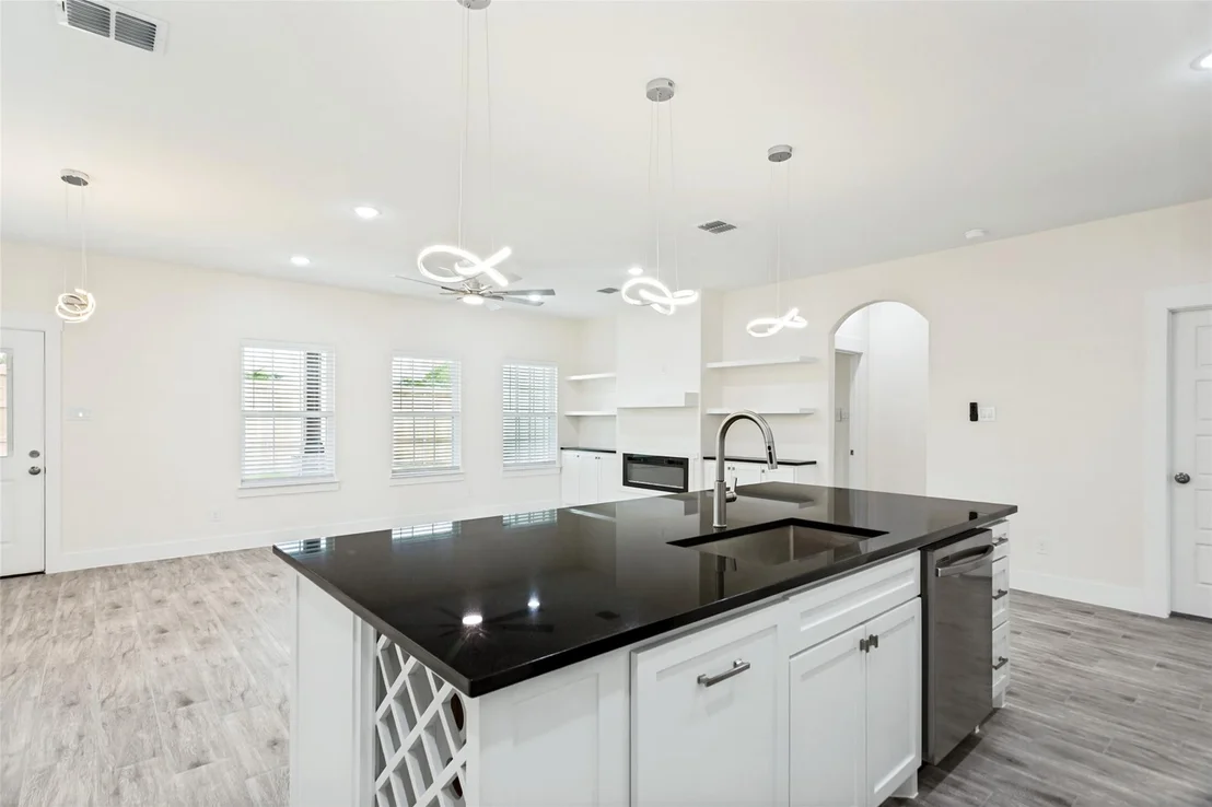 Photo of 901 E Devitt Street