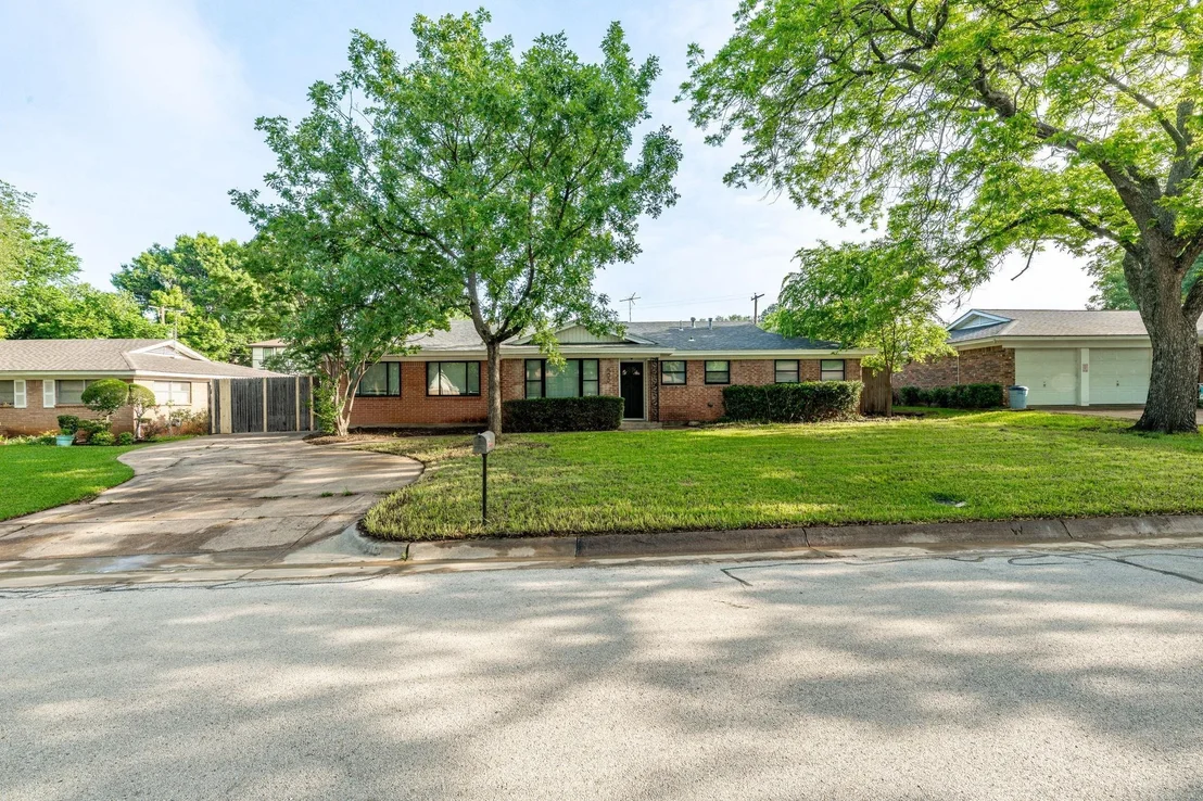 Photo of 600 Circleview Drive N