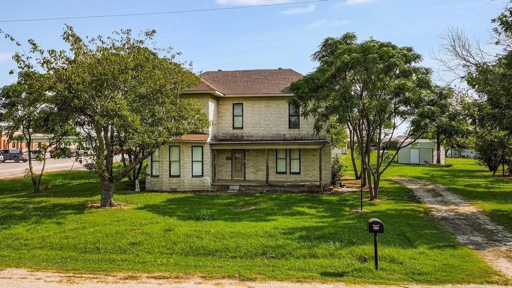 Photo of 112 W Hackberry Street
