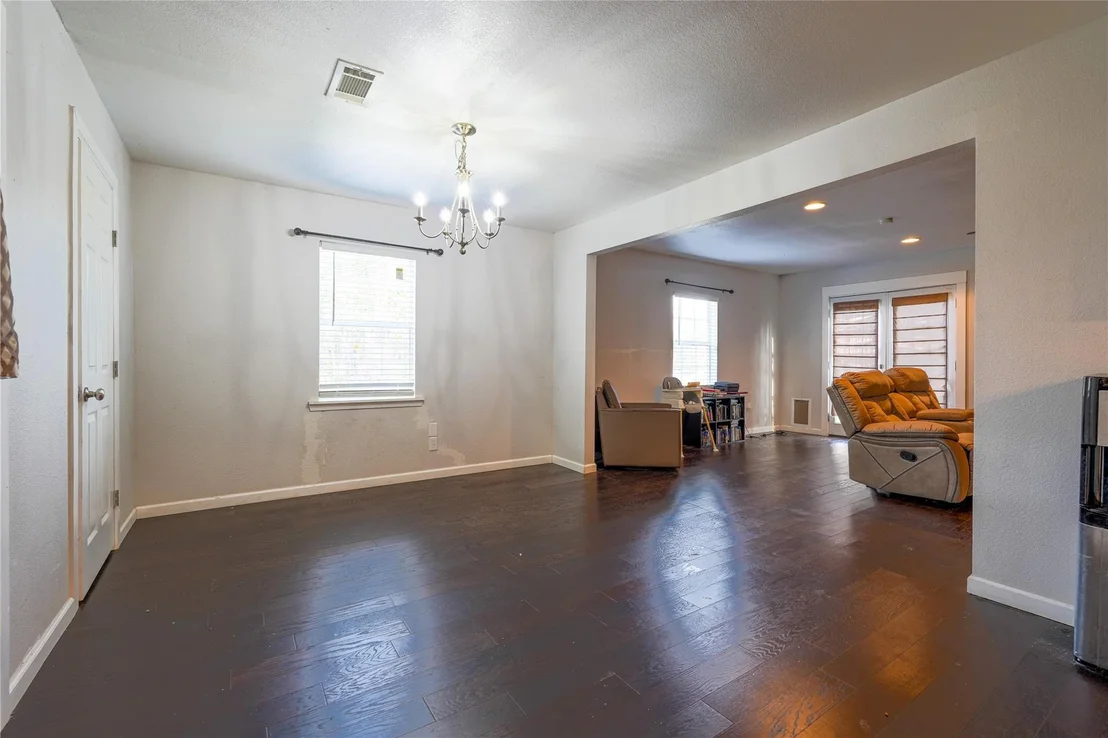 Photo of 200 W Greenbriar Street