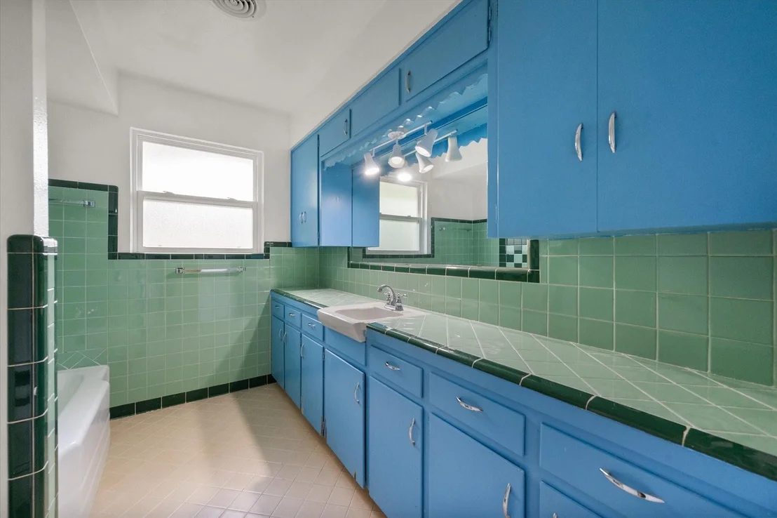 Photo of 1209 W Lilly Lane