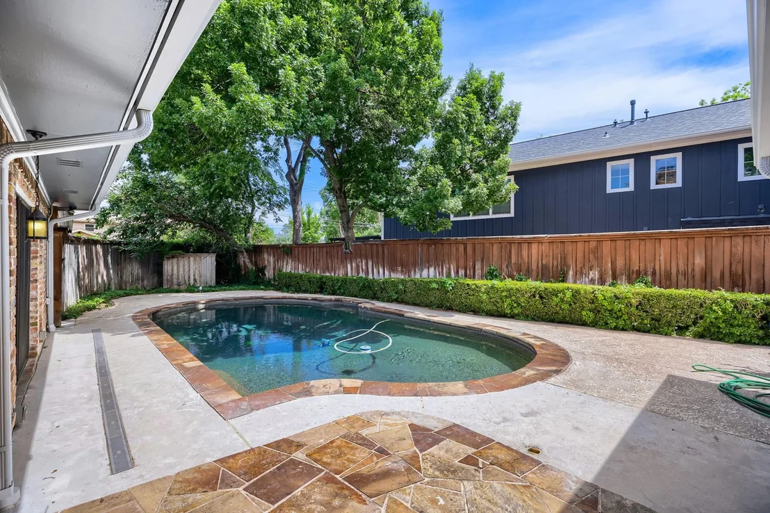 Photo of 1414 Dumont Drive
