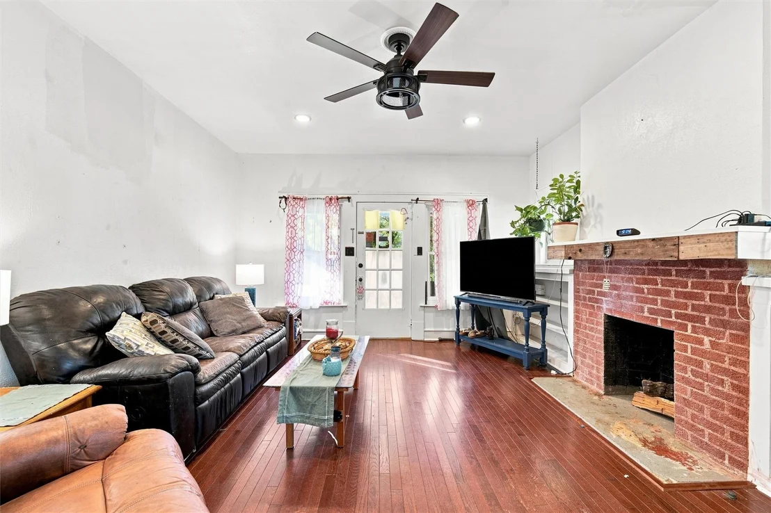 Photo of 202 E Avenue E